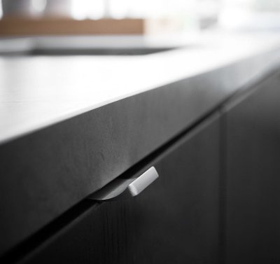 Edge Straight Upwards 40 Aluminium Silver Möbelhandtag