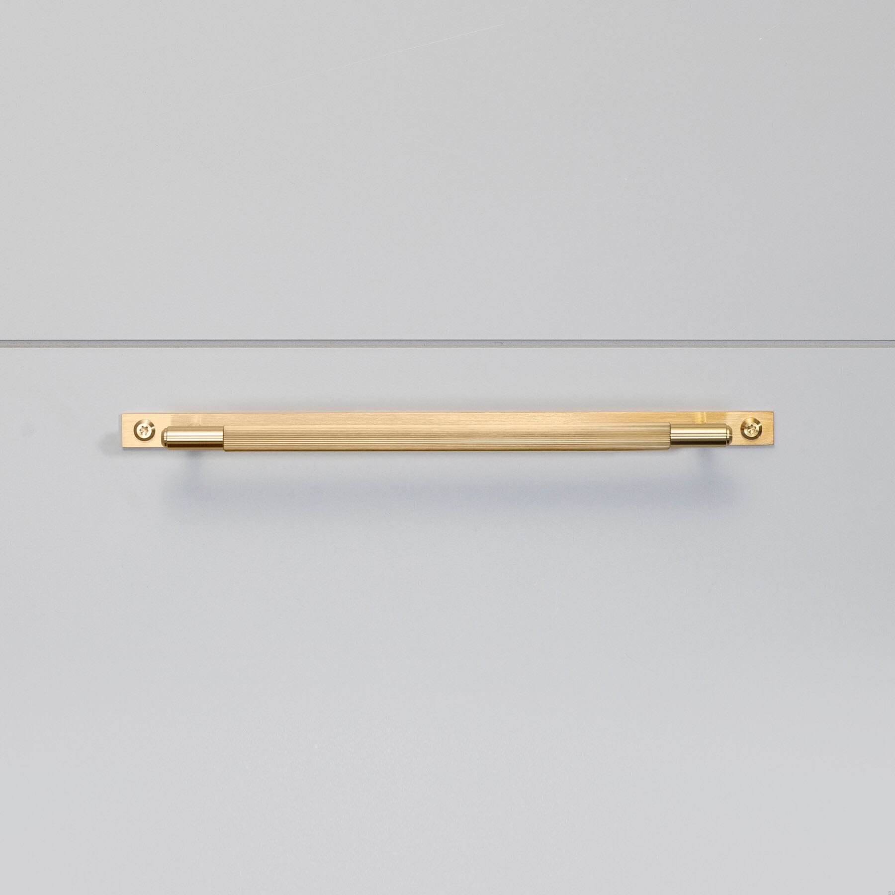 Zdjecie uchwytu Pull bar Linear Medium mosieznego frontalnie