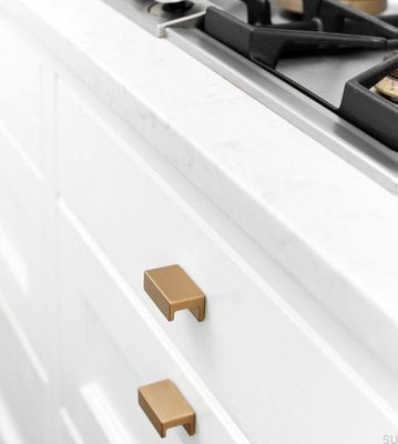 Station 32 avlångt möbelhandtag Aluminium Guld Borstad