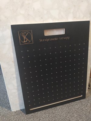 L display med logotyp