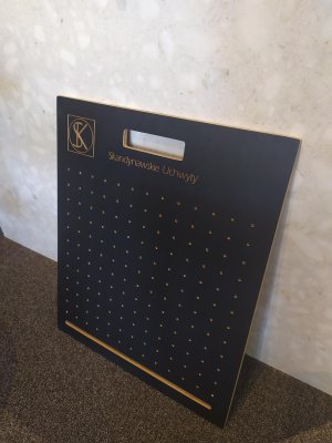 L display med logotyp