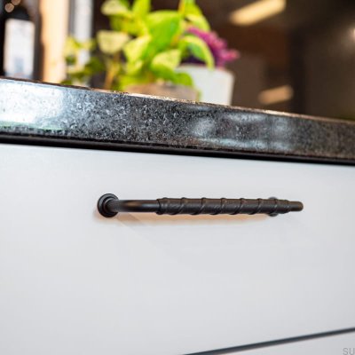 Avlångt möbelhandtag 1353 128 Svart metall Svart läder