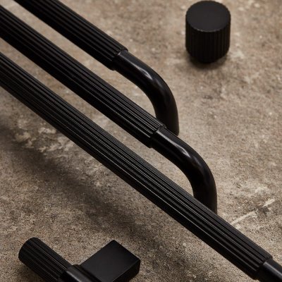 Helix Stripe 128 avlångt möbelhandtag Aluminium Svart