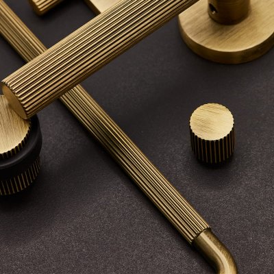Helix Stripe 128 avlångt möbelhandtag Antik brons