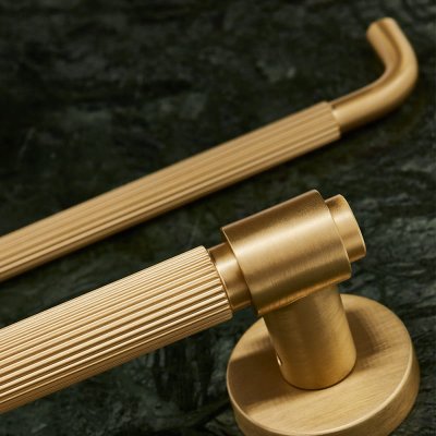 Avlångt möbelhandtag Helix Stripe 128 Guld Borstad