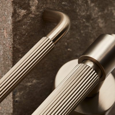Helix Stripe 128 avlångt möbelhandtag Silver Borstad