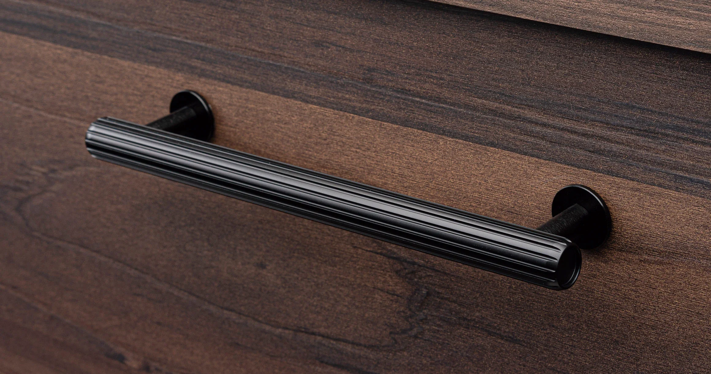 1-0528-RILLE-black-handle.webp