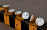 Gałki do mebli - graficzne - kolekcja FACES - DOTmanufacture.webp
