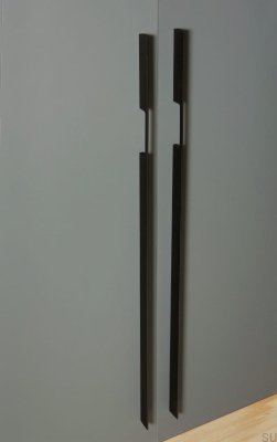 Peak 1120 avlångt möbelhandtag, borstad svart aluminium (asymmetrisk)
