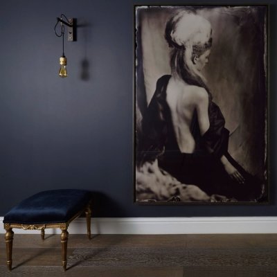 Hooked vägglampa i nude stål, grafit och bränd brons
