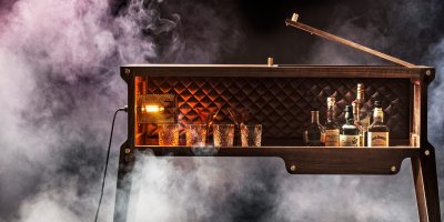 Handgjord amerikansk valnötswhiskybar med europeisk standardplugg