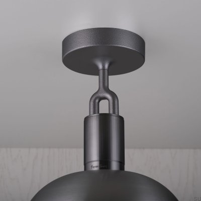 Gaffelformad taklampa i L-format med skydd i gun metal och rökfärgad skärm