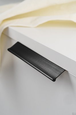 Wing 64 Aluminium Svart Möbelhandtag i borstad kant