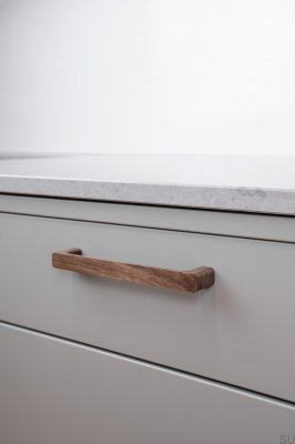 Avlångt möbelhandtag Sans 160 Wooden Walnut