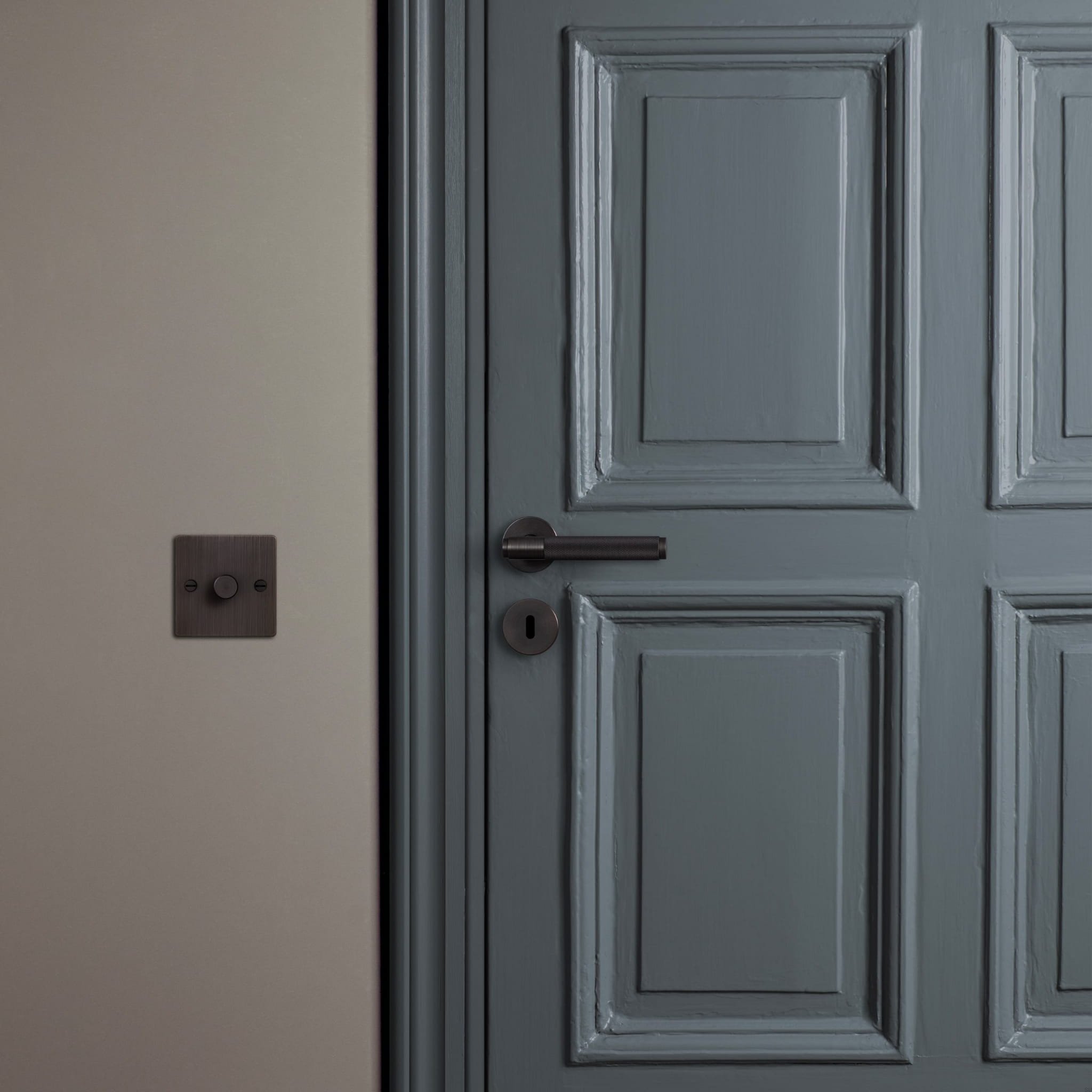 BP_DIamond_Door_Hardware_ROW_S_Cross_Smoked_Bronze_UK-min-scaled.jpg