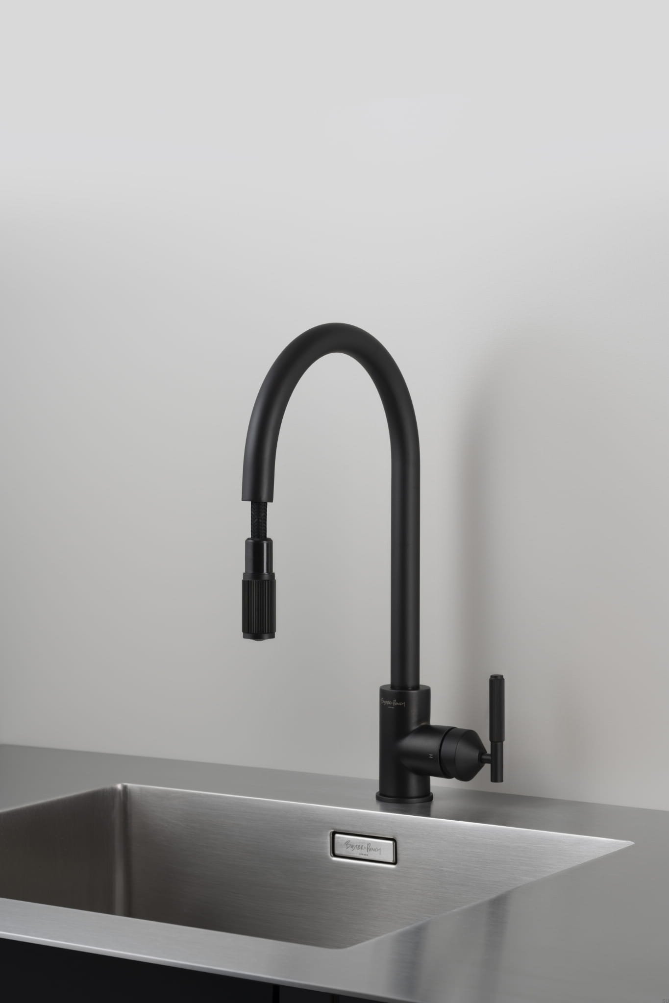 BP_Tap_Linear_Pullout_Black_01-B.jpg