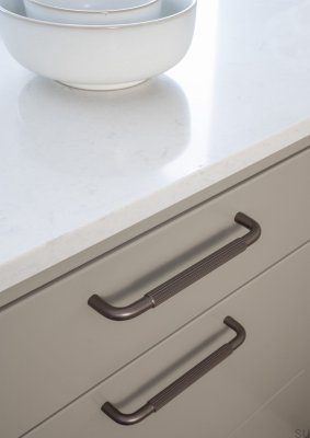 Helix Stripe 128 avlångt möbelhandtag, mörkbrun aluminium
