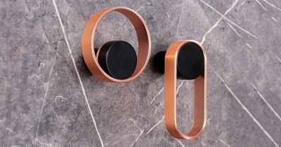 Orbit 45 Svart med vägghängare i borstad koppar