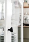 Gałka meblowa Autumn 28 Czarne aluminium zdjęcie na meblu
