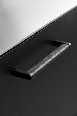 Crossing 160 långsträckt möbelhandtag Metal Black Matt med Black Oak Wood