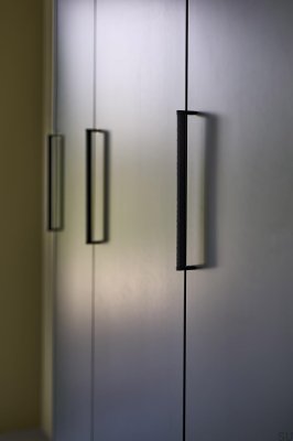 Crossing 320 Metal Matt Black Möbelhandtag med Black Oak Wood 