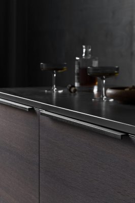 Trim 346 Infällt möbelhandtag, mattsvart, borstad aluminium