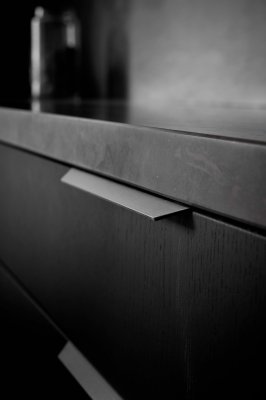 Blaze 2 2x80 kant möbelhandtag, borstad aluminium antracit