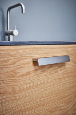 Envelope 160 längsgående möbelhandtag, aluminium silver