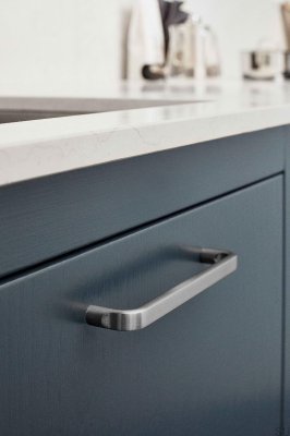 Base 160 metall silver långsträckt möbelhandtag