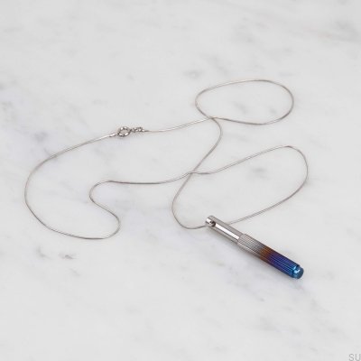 Linjärt stålhalsband i bränt stål med vertikalt hänge