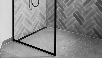 Duschglas med svart ram GlassLine 900