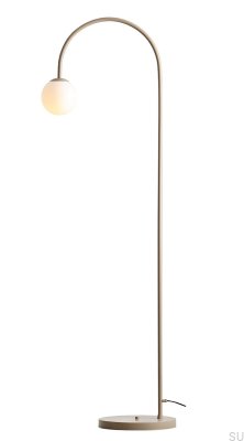 Una golvlampa metall beige