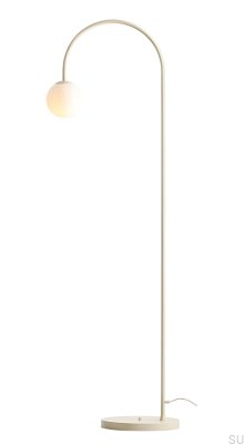 Una golvlampa metall krämfärgad