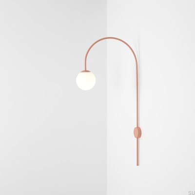 Una metallkorall vägglampa