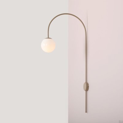 Una metall beige vägglampa
