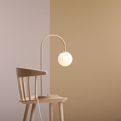 Una skrivbordslampa metall beige