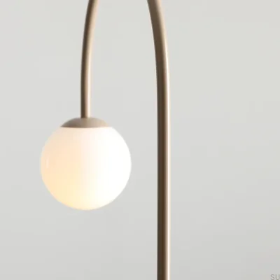 Una golvlampa metall beige