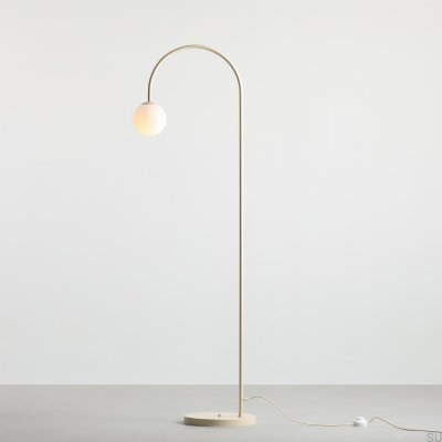 Una golvlampa metall krämfärgad