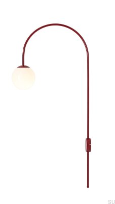 Una metall vägglampa i vinröd
