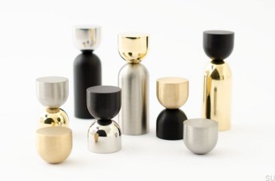 Kokeshi Mix 1832 Möbelknopp i polerat stål med svart aluminium