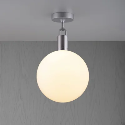 Stor mjölkig globformad lampskärm i blåst glas