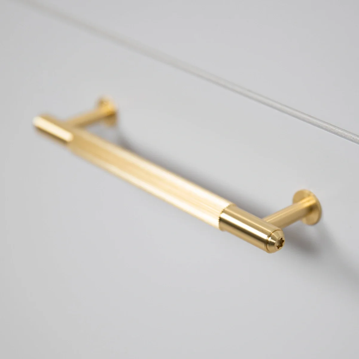 UPB-054574--Uchwyt-meblowy-podłużny-Pull-Bar-Linear-Medium-Mosiądz-Skandynawskie-Uchwyty_5