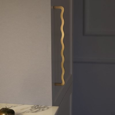 Långt möbelhandtag Fala 08 357 Borstad mässing