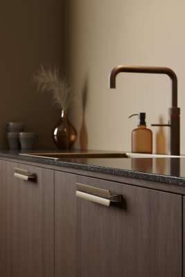 Papillon 160 avlångt möbelhandtag, matt guldfärgad aluminium med ekträ