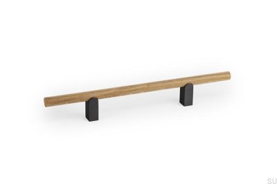 Kumo Wood 128 Möbelhandtag i ek med svart titan/aluminium