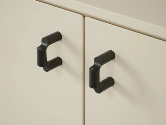 Mattsvarta handtag på beige skåpluckor